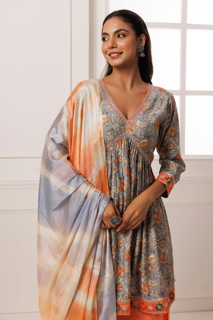 Grey-Peach Printed Suit Set With Chiffon Leheriya Dupatta - Geroo Jaipur