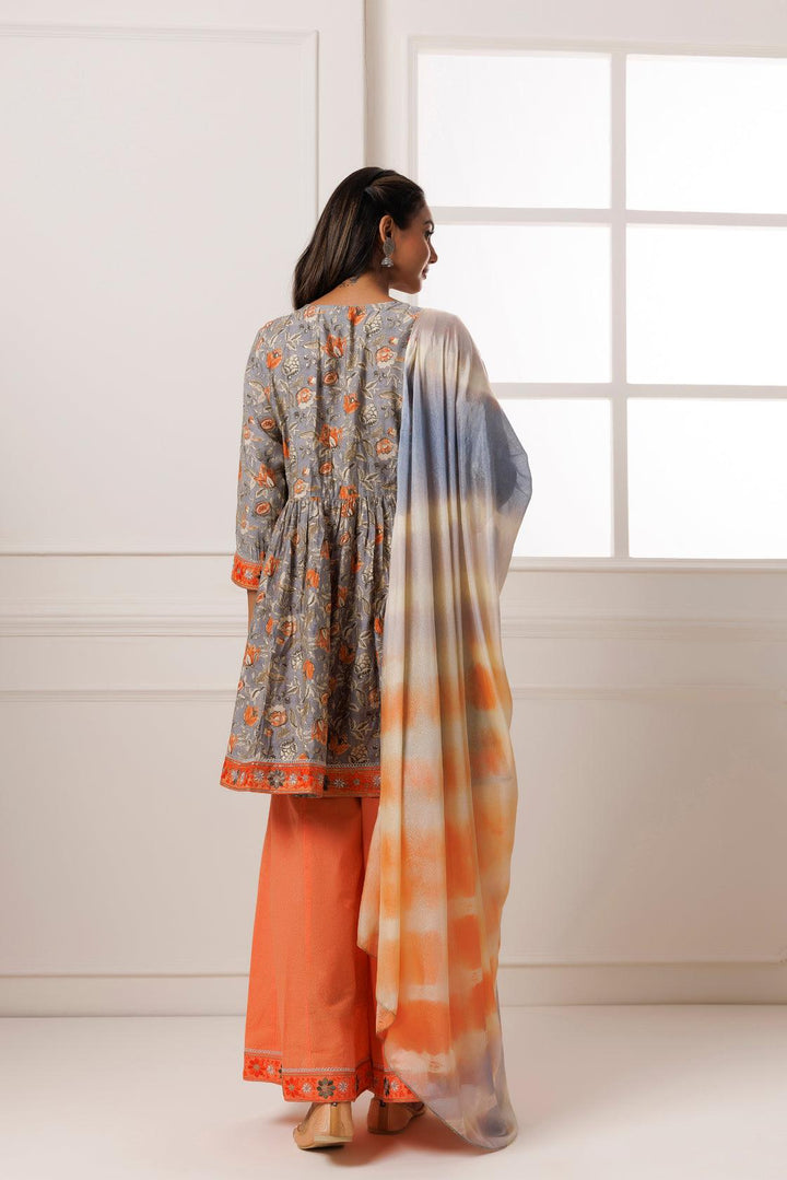 Grey-Peach Printed Suit Set With Chiffon Leheriya Dupatta - Geroo Jaipur