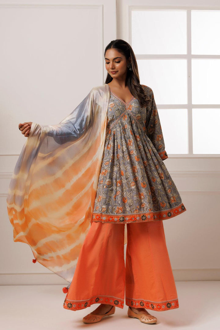 Grey-Peach Printed Suit Set With Chiffon Leheriya Dupatta - Geroo Jaipur